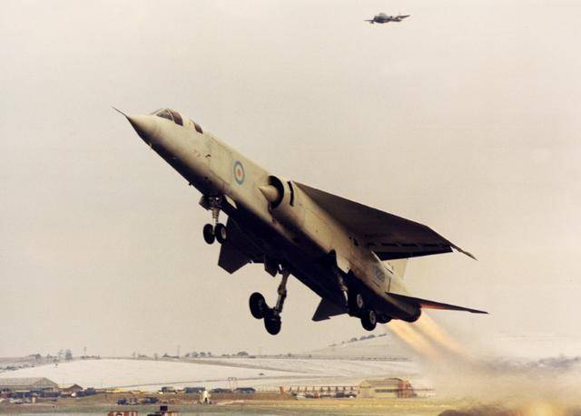 大腹便便的"绅士":英国"闪电"战斗机与tsr-2轰炸机