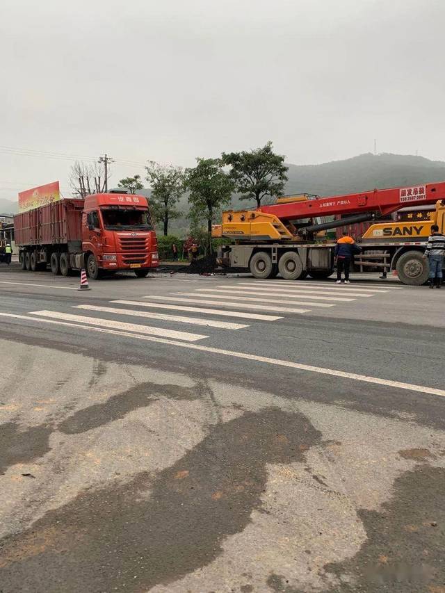 得人畏蕉岭新铺油坑高速出口路口载煤大货车翻车现场
