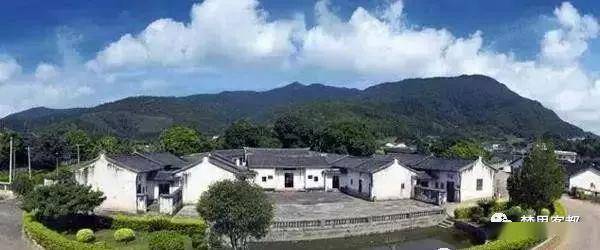 地址:梅县区程江镇扶外村 23 李威光故居坐南朝北,三堂四横一围龙四