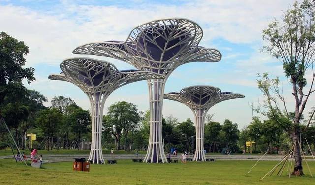 走进市民公园,迎面而来的  伞形雕塑,从空中鸟瞰,犹如一朵绽放的鲜花.
