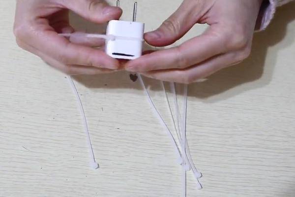 充电器插头上绑几根扎线带原来这么有用!涨知识了!