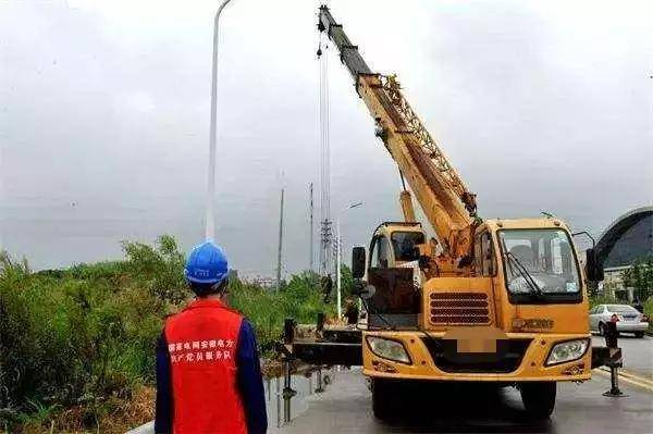 操作技能差或違章作業造成的,下面給大家帶來吊車指揮手勢圖文教學