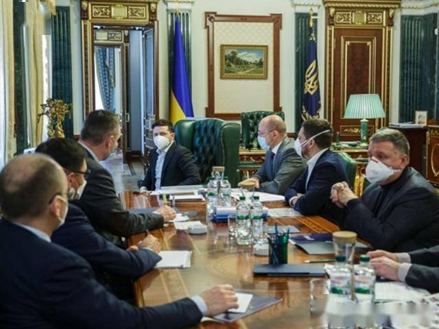 乌克兰总统组织会议的场面,图片来源:yandex