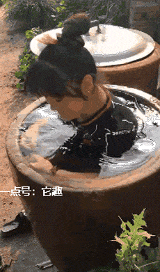 搞笑gif:穿开裆裤结婚,还真是第一次见_手机搜狐网
