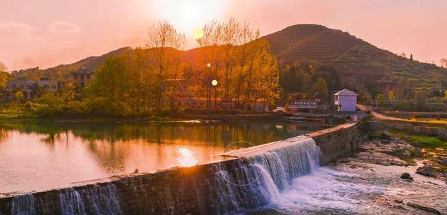 在古堰旁边, 有一块"白霓古堰湾生态农庄"的指示牌, 在路的尽头有一