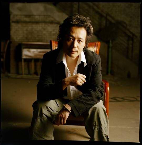 会少,她也有过比较出名的5个绯闻男友,分别是电影学院毕业的学生栾健