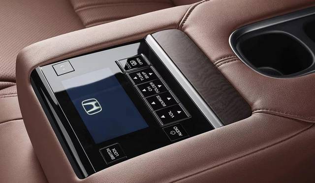 后排中央扶手上还配备了小屏幕,可以用来调节音量和音源控制.