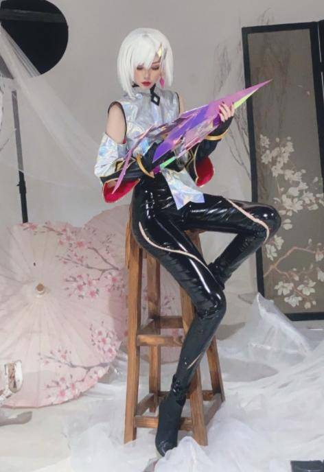 再来一张小姐姐cos镜的全身照,小姐姐不仅颜值高,身材也是非常好的,和