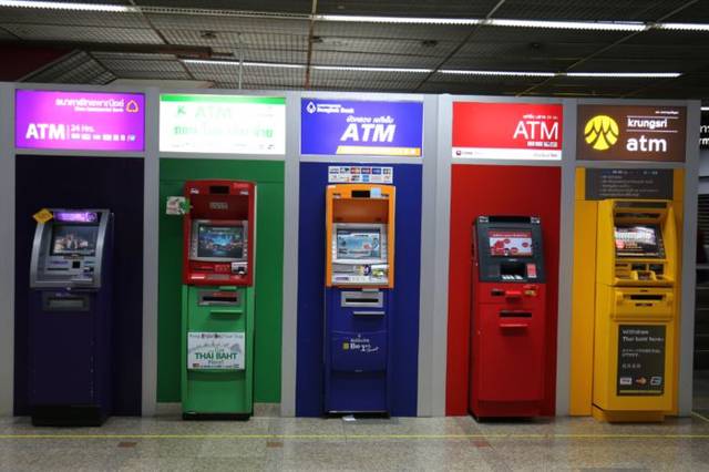 泰国的大街小巷五颜六色的提款机atm只要拿银联卡就可以在泰国提现,是