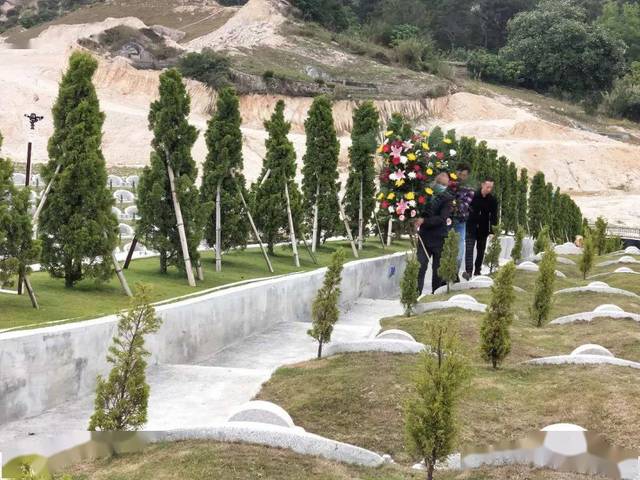 在澄海区南峙山祥安永久墓园和区殡仪馆,参加代祭活动的工作人员神情