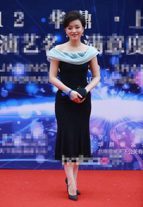 杨澜在家穿灰色连衣裙,很普通却知性,全身散发着优雅气质!