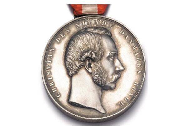 丹麦国旗勋章的星章,八角星形状的芒星,衬一个白色十字架,佩戴在左胸.