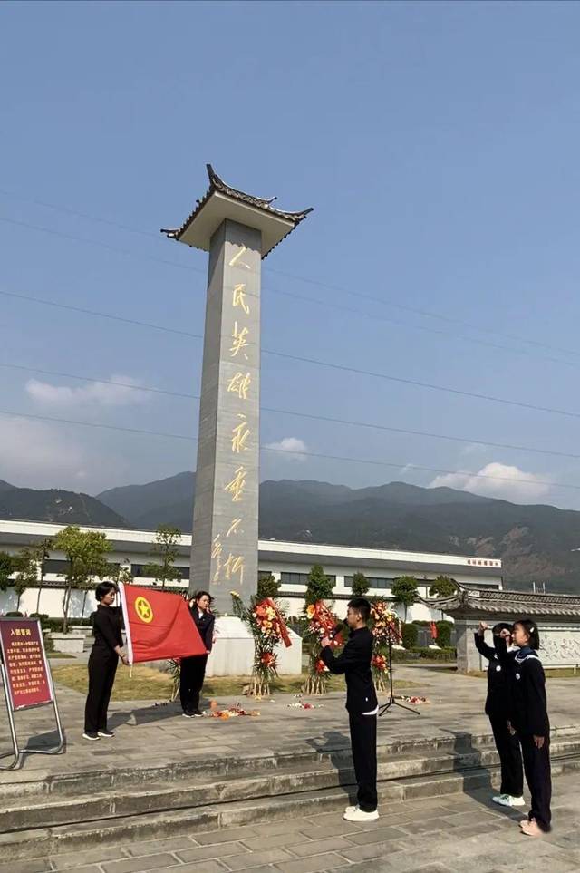 赴使命"大理市青少年爱国主义教育线上直播活动在大理市烈士陵园开展