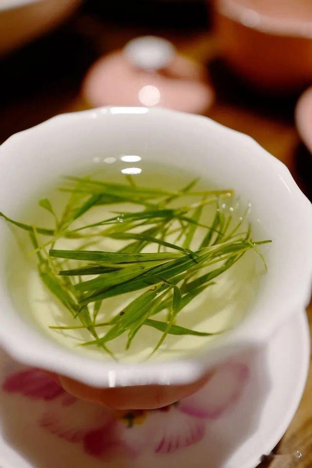 店里的竹芯茶,我是第一次喝到,竹叶芯子碧绿挺拔,泡出来的茶水,淡雅