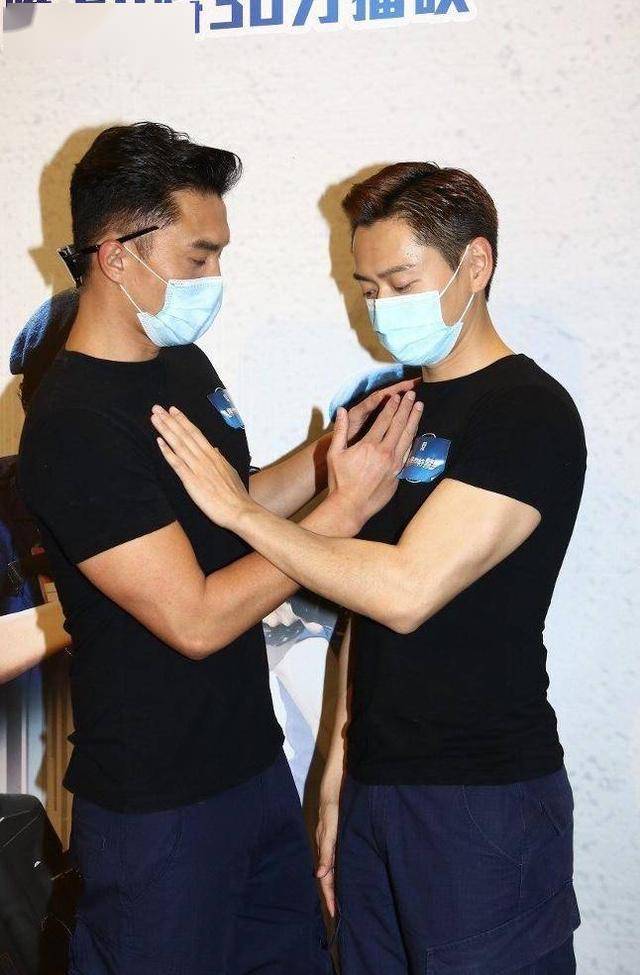 tvb上位小生宣传现场互摸胸肌 力赞演童年版自己的亲侄子