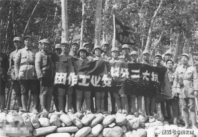 抗大二分校文工团全体同志合影