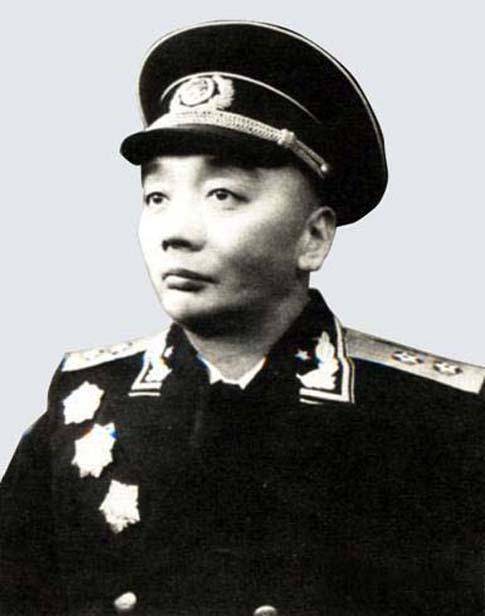 开国中将棺材里"复活",单刀赴会收编3000好汉,65岁打越南