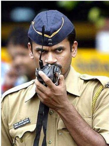 印度警察硬核防疫不听话就打屁股他们的警服警衔很亮眼