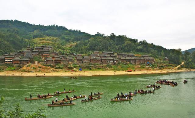 从江巨洞村,都柳江畔,两岸男女侗歌飞