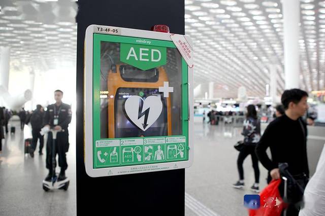 安装在深圳机场航站楼内的aed急救设备.南都记者 赵炎雄 摄