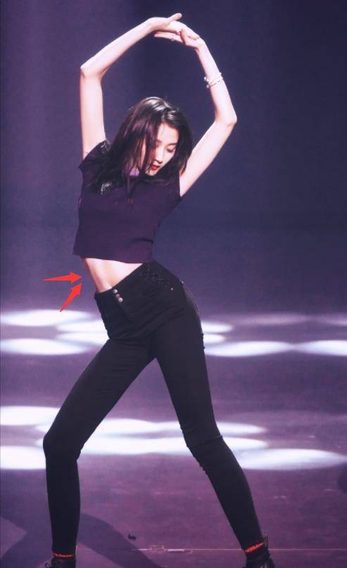 有一种"惊艳"叫做关晓彤的腹肌,本以为是温柔女友,镜头拉近a爆了