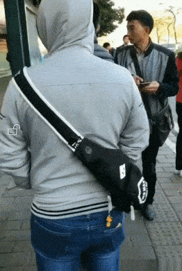 搞笑gif:小姐姐在干吗?_手机搜狐网
