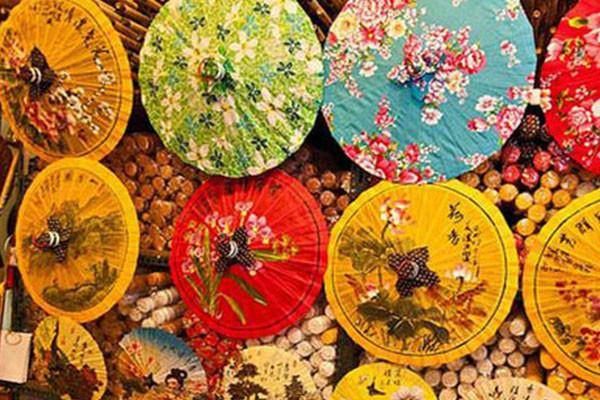 4,西湖绸伞:西湖绸伞是杭州一个非常具有特色的工艺品,除了一定的欣赏