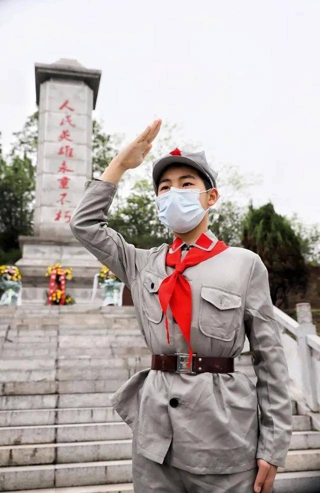 杨得志故居前齐唱《我们是共产主义接班人》