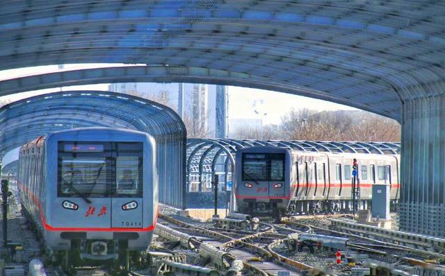 明天起,房山部分公交线路延时且增站,地铁线路运行间隔缩短!