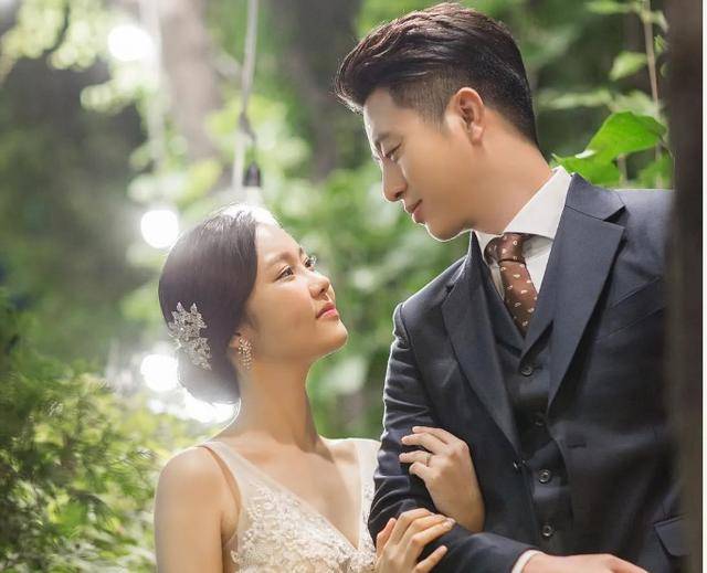 "手术非常顺利,被推出病房后,麻醉没有褪去刘相务就跟女友金延智求婚