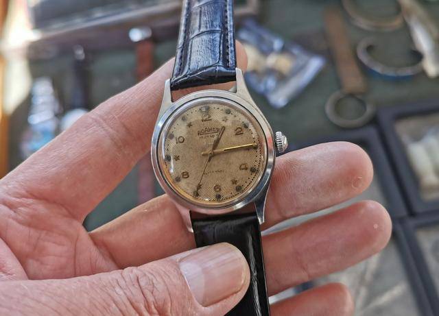 逛古玩地摊看到一些老手表:它们还有价值吗?快回家翻翻父母箱底