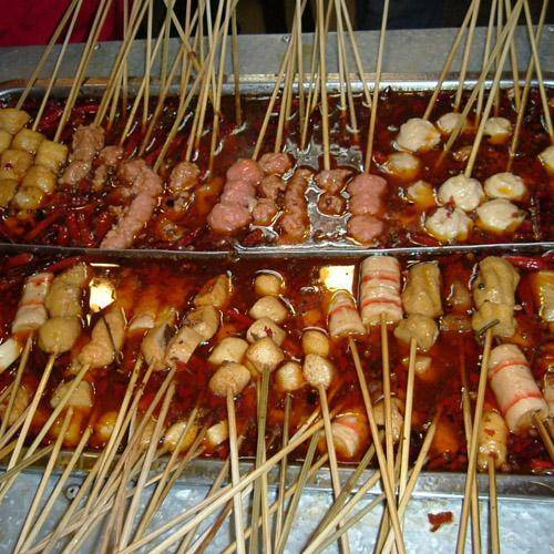 30岁夫妻街边卖涮串,10几种香料和辣椒调味,扔掉的竹签堆成山