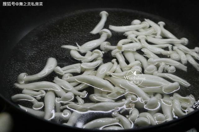 接着,锅里面放入水,放入白玉菇稍微煮下,菌菇类焯烫下对身体营养吸收