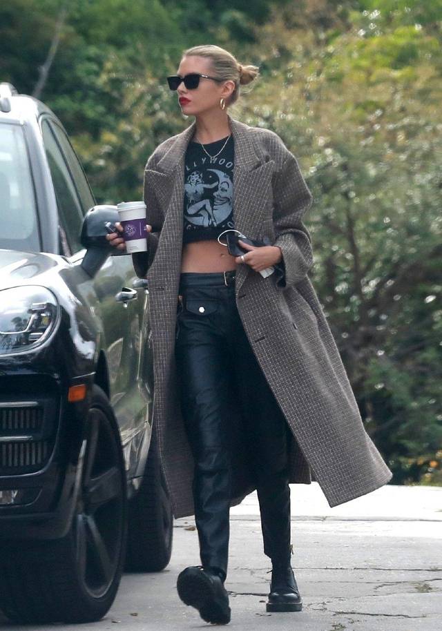 克里斯汀·斯图尔特穿一身黑像个大男孩,呆拉风衣搭皮裤很潇洒