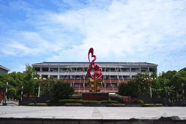 青云实验中学吴江区青云实验中学,位于吴江最西南,南邻乌镇,西临南浔