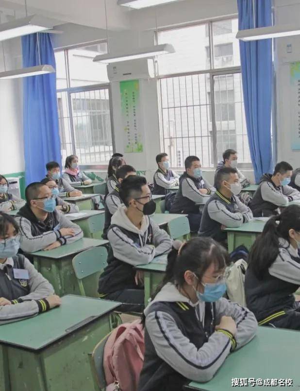 成都石室外语学校初三复学首日,师生校内戴口罩,眼睛抿甜!