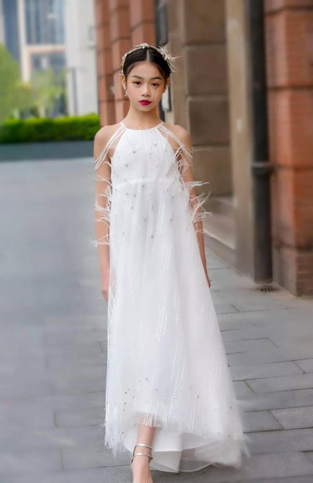 完美童模金遥馨首位王者归来超模嘉宾荣耀登场