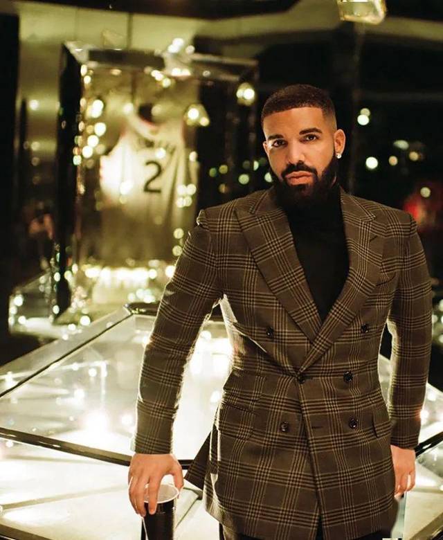 drake黑色高领毛衫搭上西服套装反而动感十足.