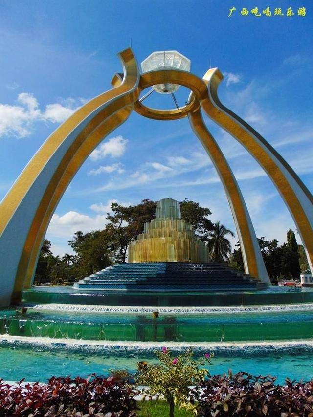 文莱国的地标,水晶公园这个像巨钻的建筑,值得去打卡(文莱行10)