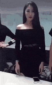 搞笑GIF:马上就要发年终奖了,这家公司的福利真不错