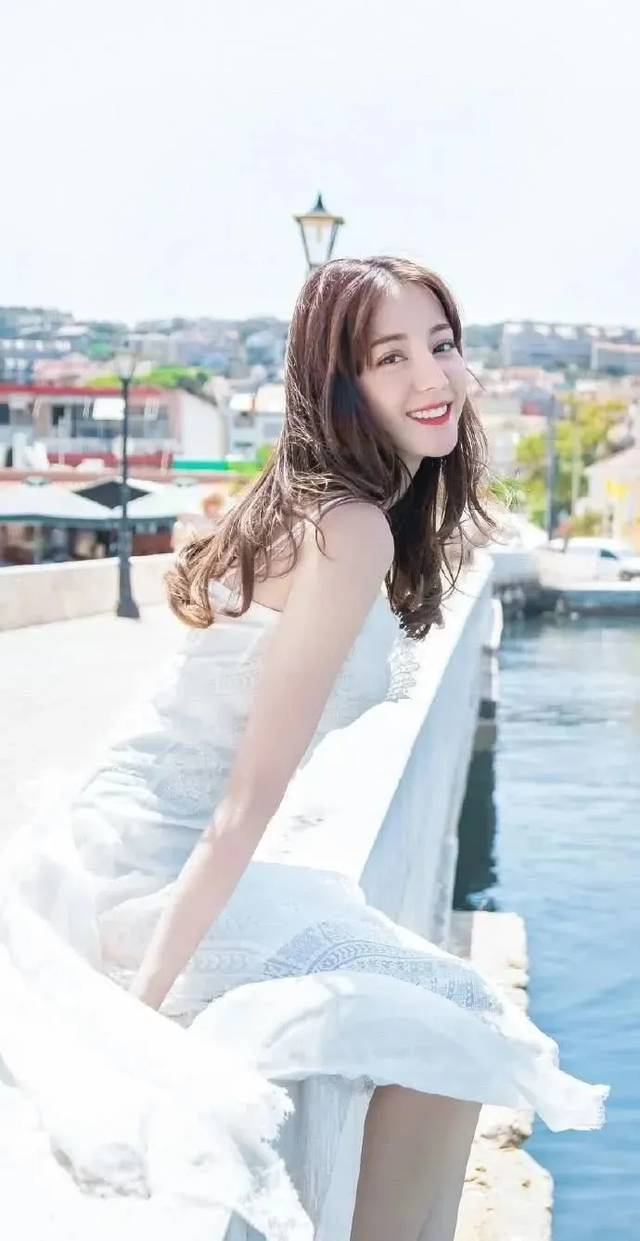 迪丽热巴海边拍写真,身体扭成v字型,美感别致像极了初恋的味道