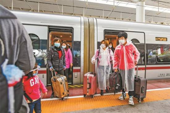 武汉“解封”后首趟由武汉始发到深圳的列车抵达