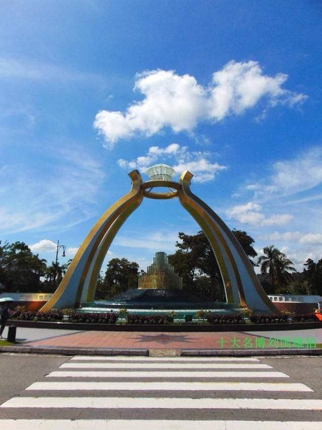 文莱国的地标,水晶公园这个像巨钻的建筑,值得去打卡(文莱行10)