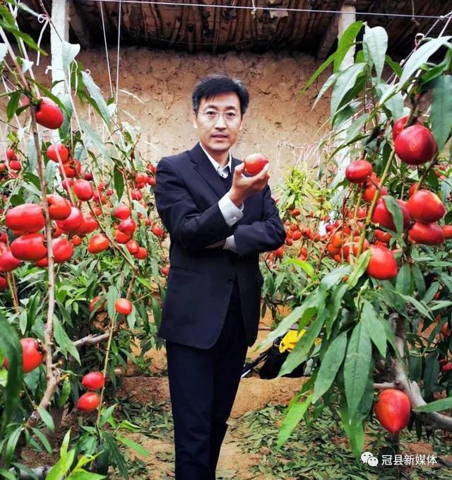 助农小哥和冠县县委常委副县长闫友亮对接直播相关事