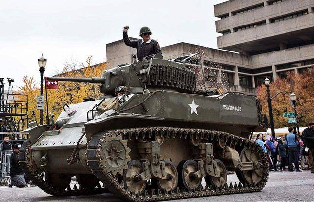 m5型坦克是在m3a3坦克基础上进行改进的,1943年底服役.