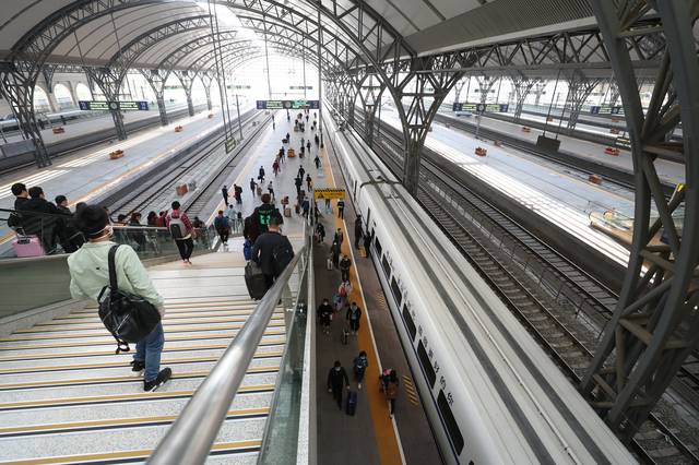 2020年4月8日,汉口火车站,旅客正在有序进站
