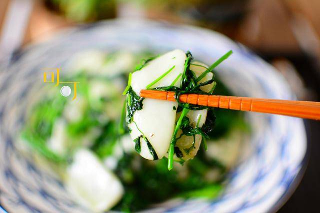 春天要吃一盘草籽炒年糕,软糯又清香,小时候的味道