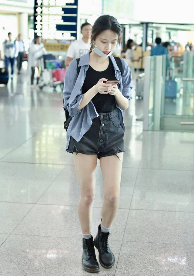 张慧雯成新晋"素颜女神",简约衬衫配t恤短裤,白皙长腿好抢镜