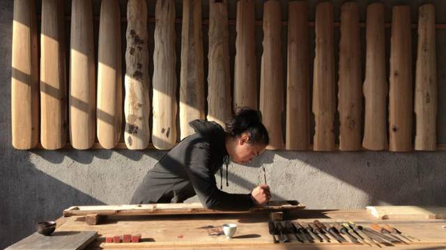 师从僧侣斫琴家智藏法师,2014年学成归乡,继续潜心古琴制作与演奏,现