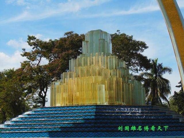 文莱国的地标,水晶公园这个像巨钻的建筑,值得去打卡(文莱行10)